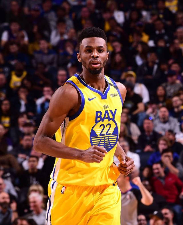 违反规则了，一支球队不能使用两名守门员（一支球队不得同时使用两名门将）