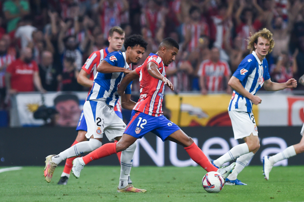 太阳报：B费夺冠面无表情，曼联球迷社媒盛赞他为称职队长（《太阳报》：B费捧杯仍冷面，曼联球迷在社媒齐赞其为合格队长）