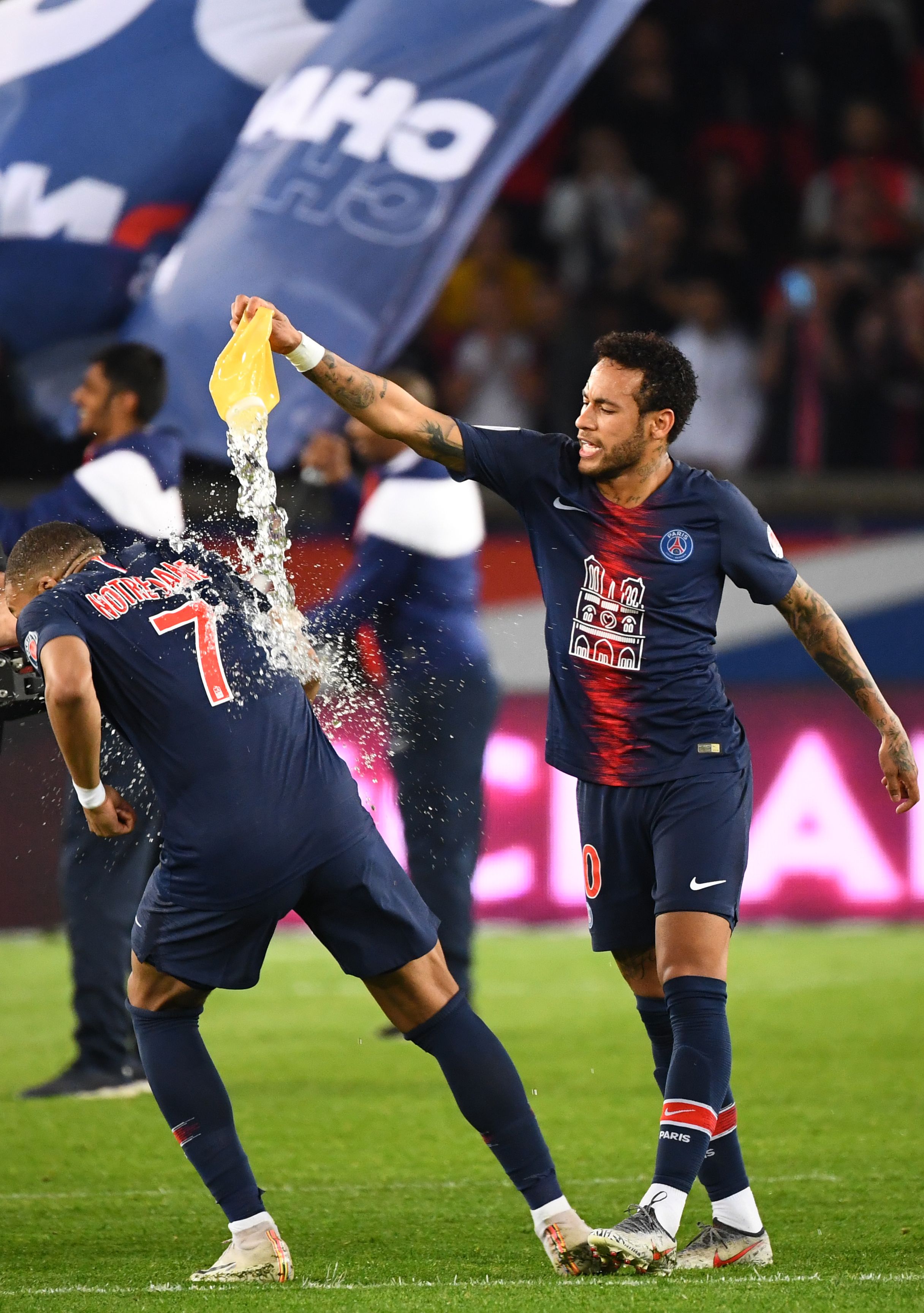 老鹰官方：麦基右眼受伤，赛前决定是否出战今日对阵36人（老鹰伤情更新：麦基右眼受伤，今日对阵36人能否出战将于赛前评估）