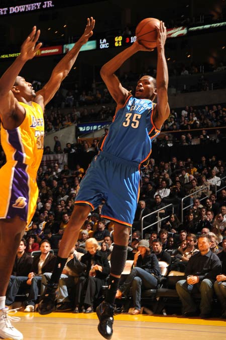 汉斯-弗里克对巴萨室内足球队的惊喜访问（汉斯-弗里克惊喜造访巴萨五人制球队）