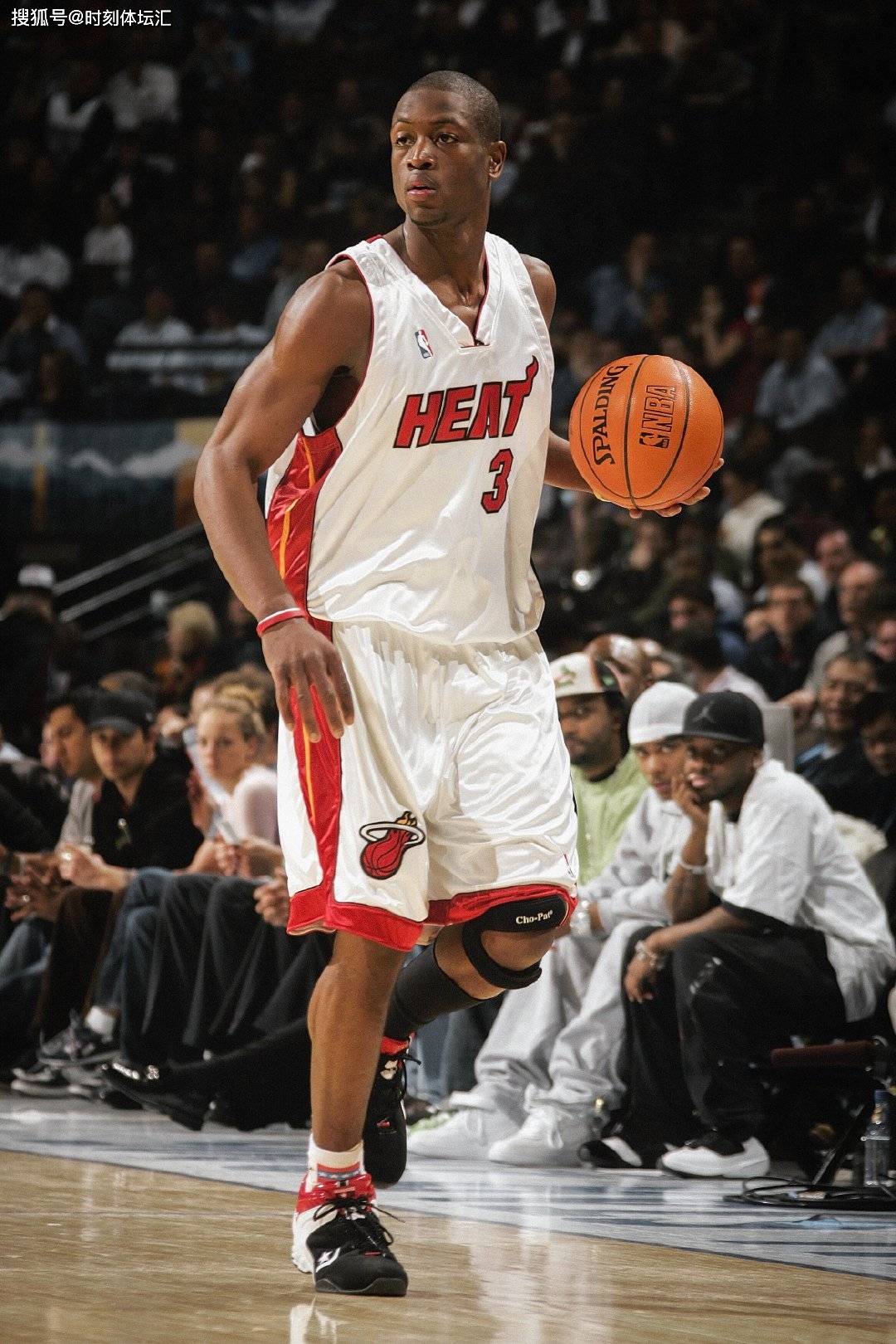 篮球盛宴：亚历山大篮下护筐的精彩瞬间（篮筐守护者：亚历山大禁区防守高光瞬间）