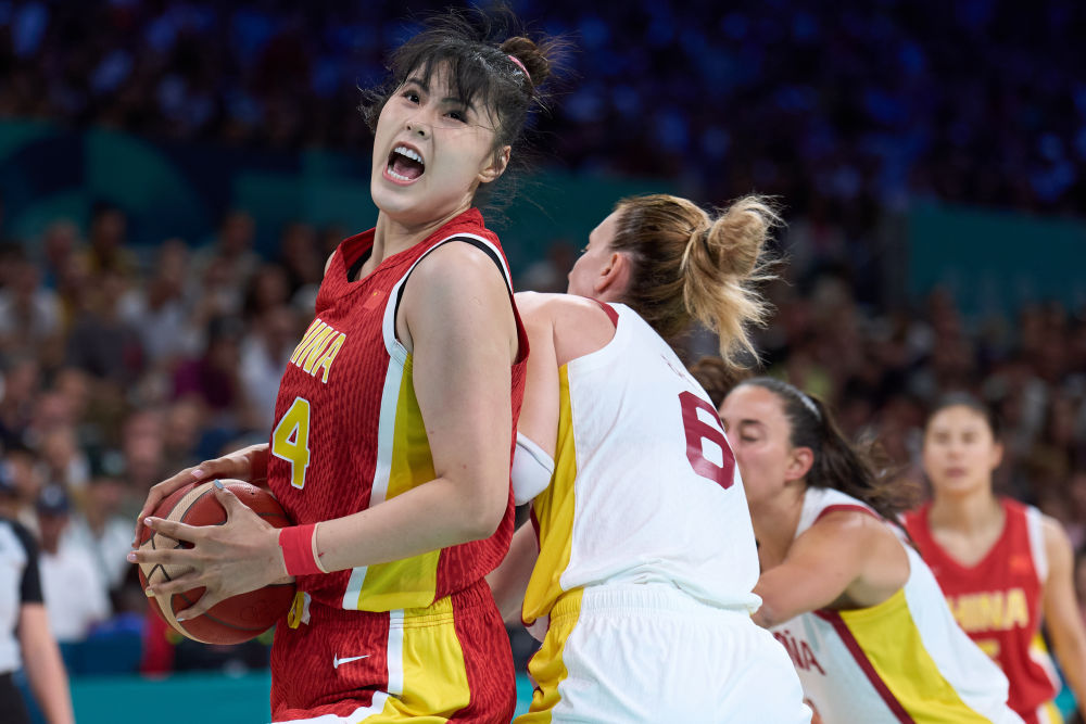 记者：泰山不会放弃成绩搞年轻化，韩鹏明年是否执教还没定（记者称泰山队不为年轻化牺牲成绩，韩鹏明年执教去留未定）