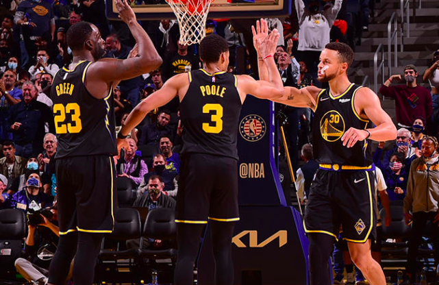 外线开炮！马刺连续二次进攻三分命中 稍稍扩大领先（马刺外线开火！二次进攻连中三分，优势小幅拉开）