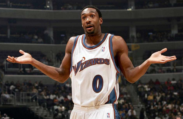 完成大四喜，姆巴佩当选欧冠官方本周最佳球员（姆巴佩上演大四喜，荣膺欧冠官方周最佳球员）