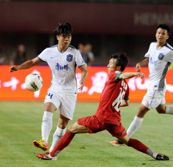 信心十足！谢泼德追身三分一箭穿心 帮助球队迫近比分（手感火热！谢泼德追身三分穿心命中 助球队缩小分差）