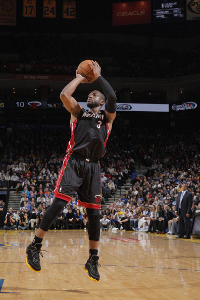 特雷·杨再创辉煌，超远三分弹无虚发（特雷·杨再度爆发，超远三分百发百中）