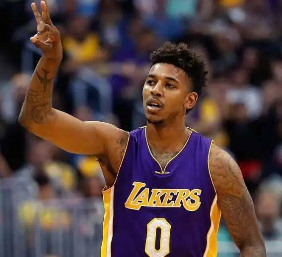 大胜33分！广东男篮晋级八强，“小胡金秋”表现出彩（轰赢33分！广东男篮挺进八强，“小胡金秋”闪耀全场）