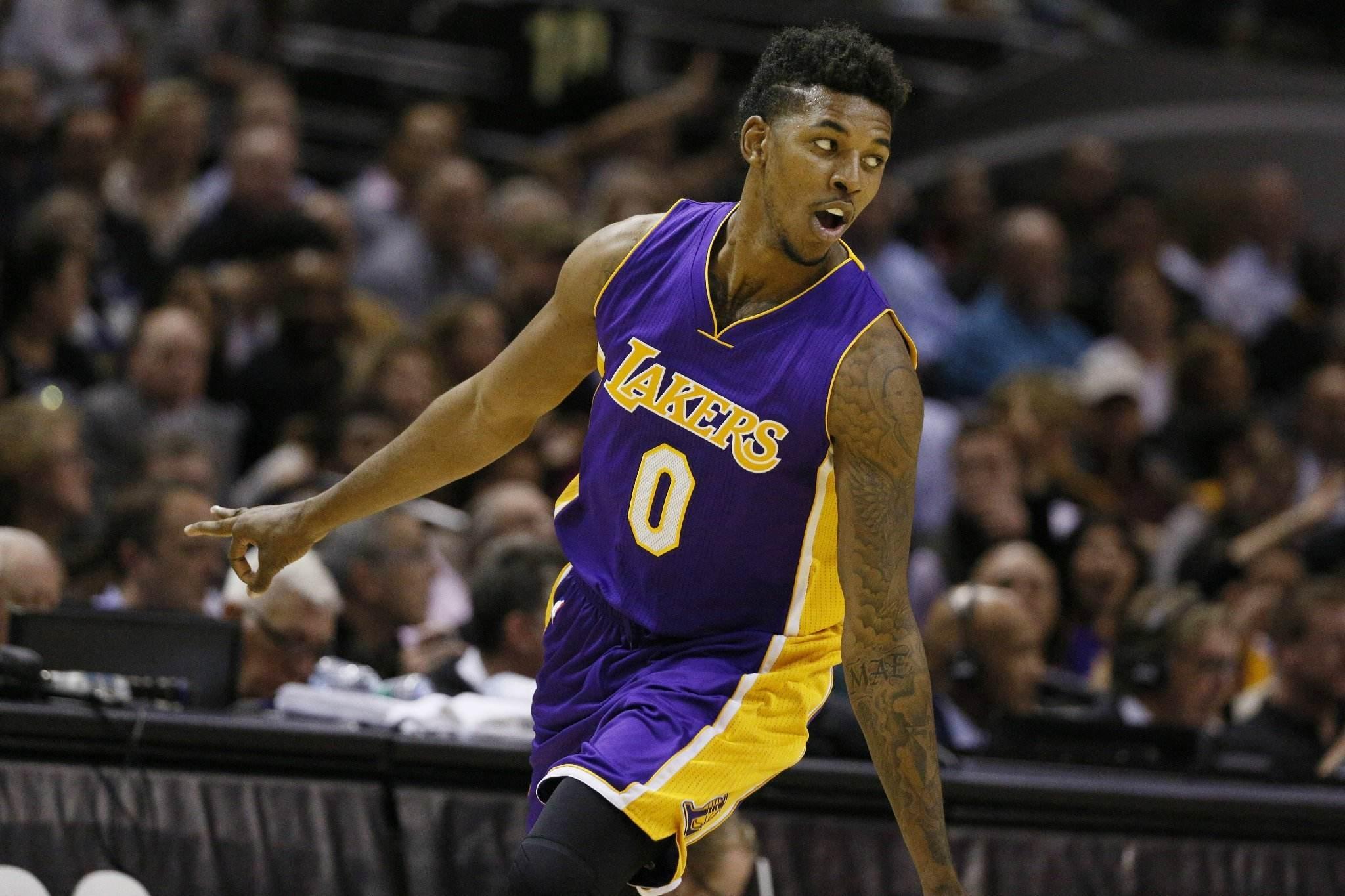 卧底？哈克斯半场10投仅1中拿到3分出现2失误 正负值-8最低（哈克斯半场低迷：10投1中仅3分、2次失误，正负值-8全队最低）